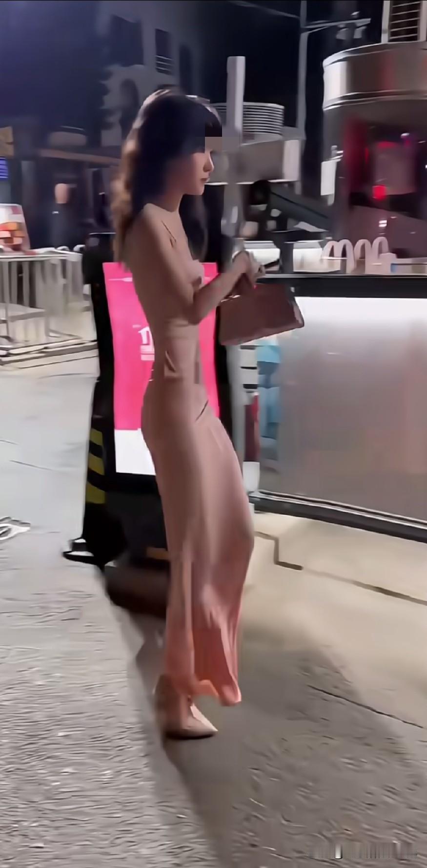 哇塞，瞅见这苗条身材，真的狠狠心动了！街拍穿搭 女生穿搭