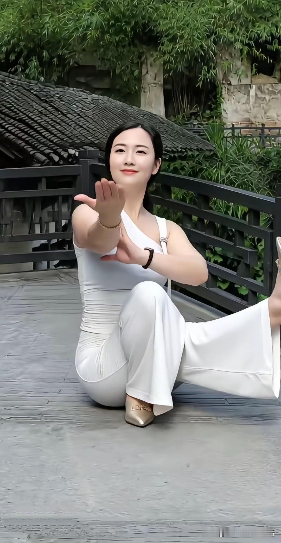 大家来看看
这个女人练的是什么武功
我觉得好像是瑜伽
又不太像
又好像是练太极