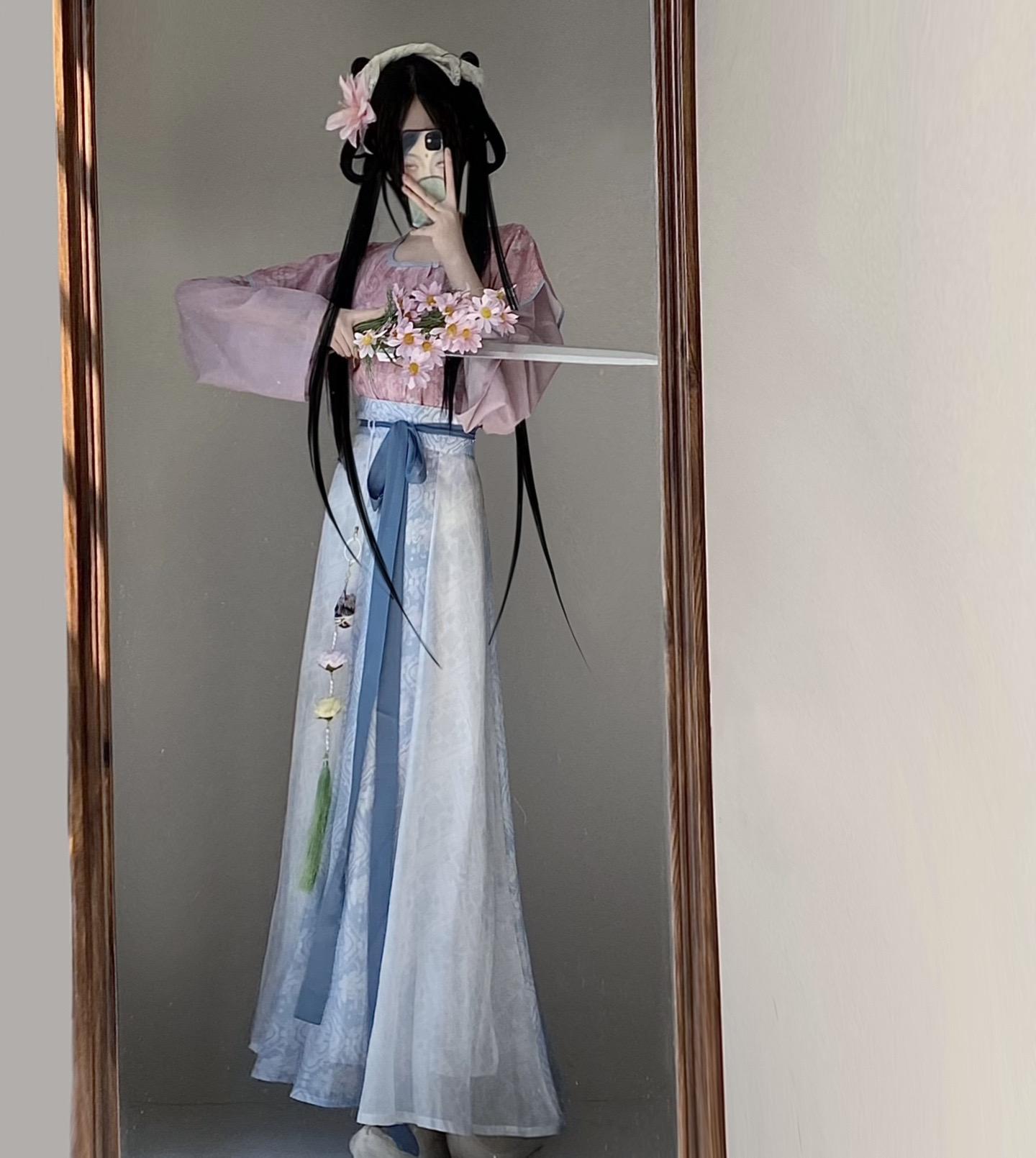 “姑娘未出江湖前好歹还是一侠女！”