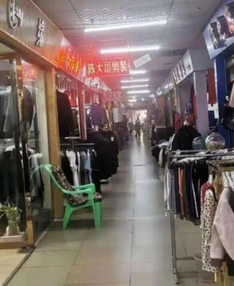 为什么唯独在我们中国，电商彻底干趴了实体店？这么说吧，同样的东西，网上卖300，