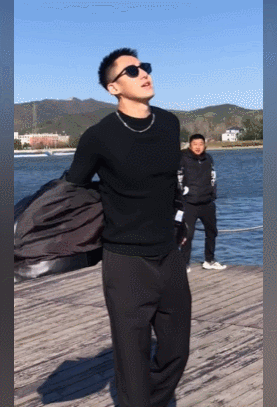 2022年，国家一级运动员、热爱篮球的帅气男大学生在经历了三次开颅后，不仅容貌尽