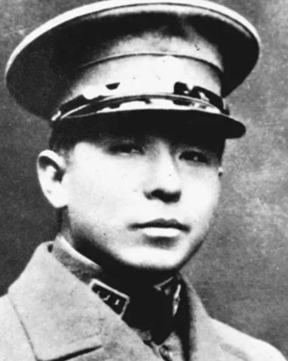 张学良晚年重获自由，他立即飞往美国看望蒋士云，一住就是三个月。很多人不理解，他抛