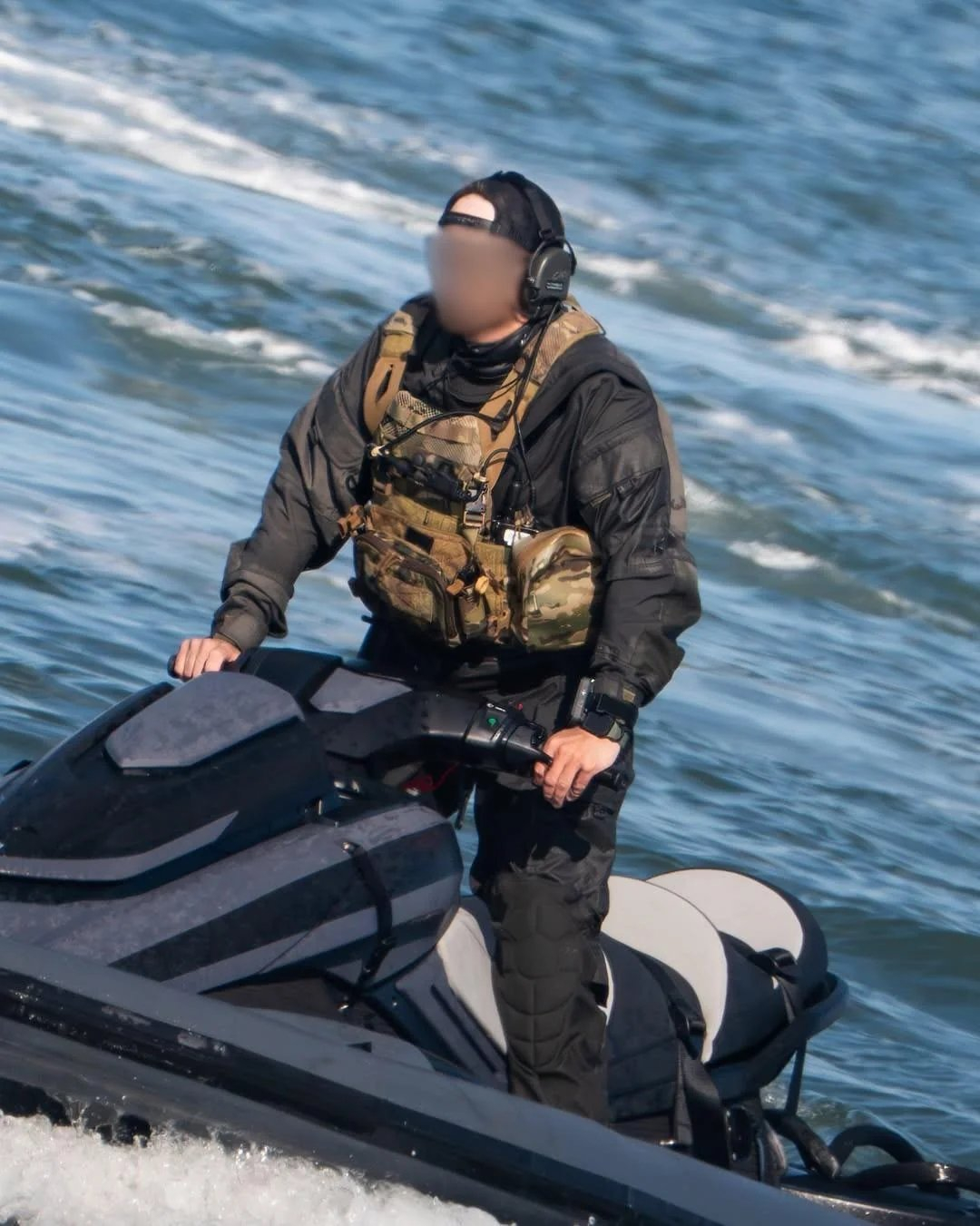 美国海豹六队利用CN-235运输机进行水上投送训练 