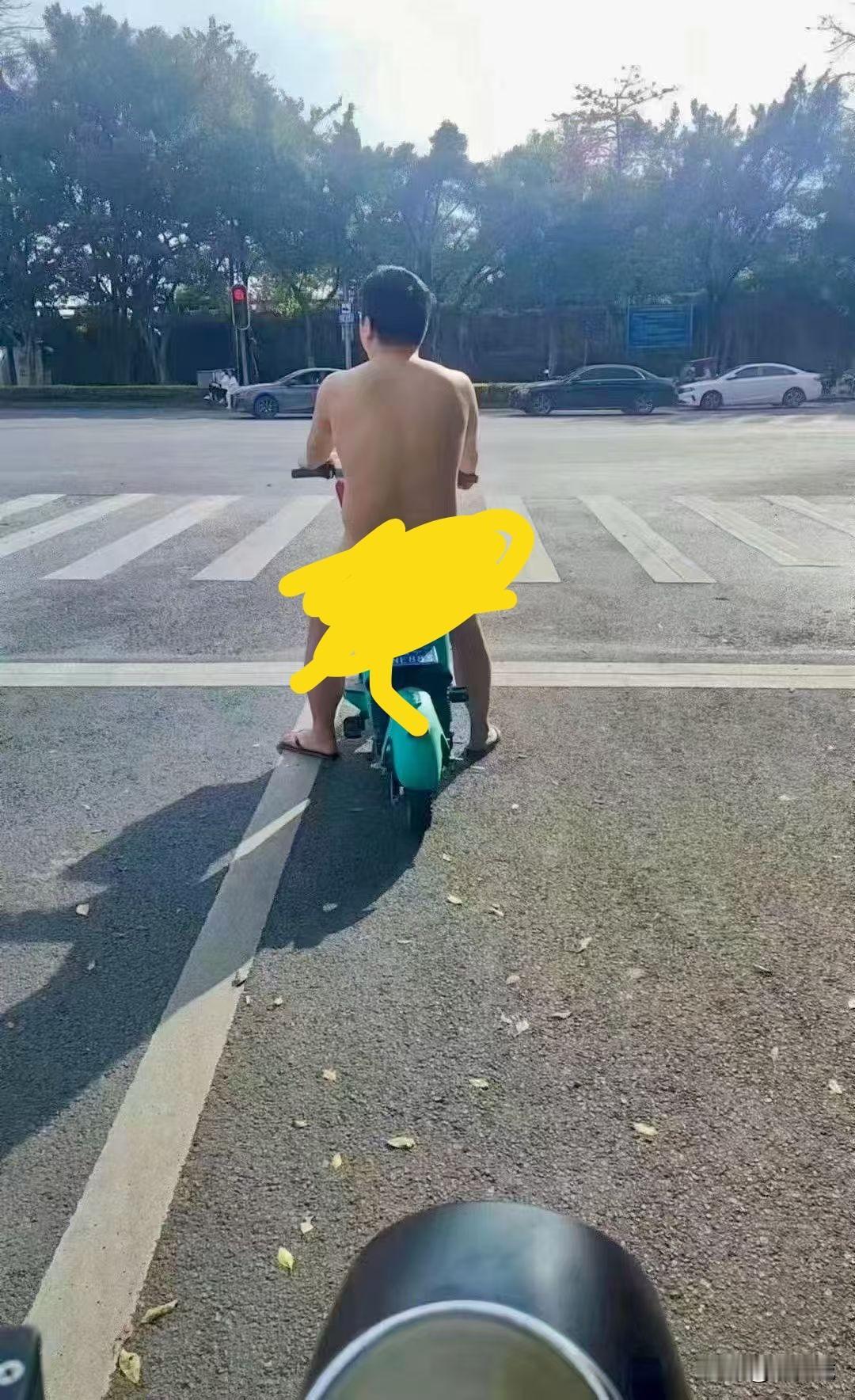 大白天突然之间看到这种人，真不知道这是哪个精神病医院跑出来的，还是热的受不了故意