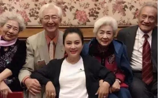 1997年，李玲玉和犹太富商杰瑞结婚。李玲玉开玩笑地说：“你不怕我结婚之后离婚，