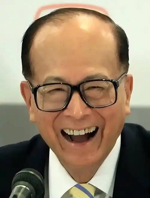 李嘉诚真不愧是商业精灵！
改革开放初期，他就敏锐捕捉到大陆的商机，早早布局，在房
