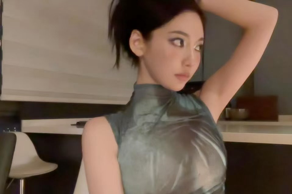 神女轻轻一拍 