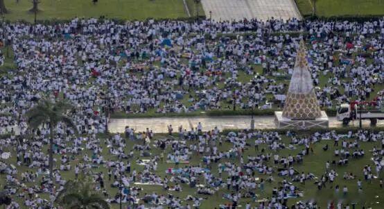 菲律宾首都马尼拉连日来爆发超大规模示威活动。数十万民众聚集在黎刹公园等地，抗议防