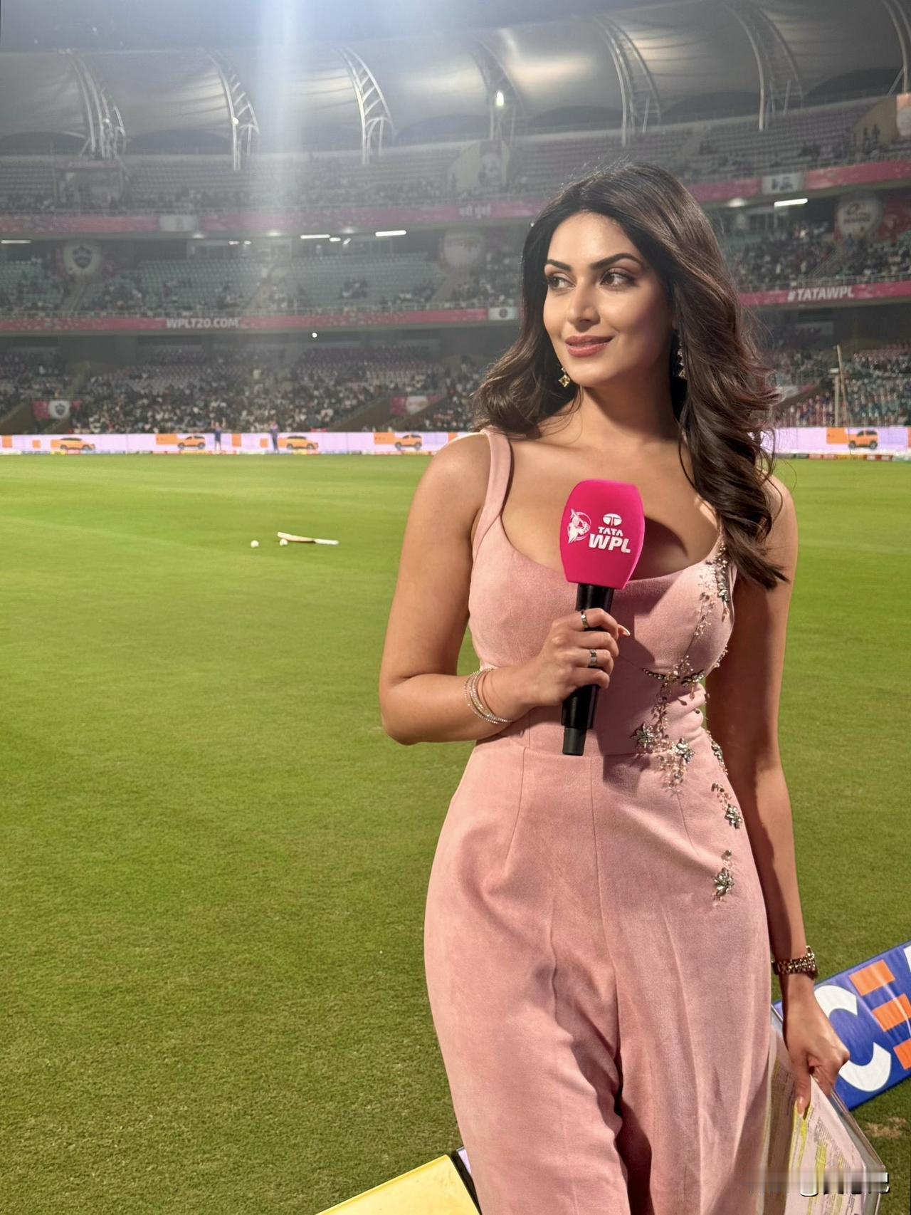 国外的女主持人，感觉又美又有力量