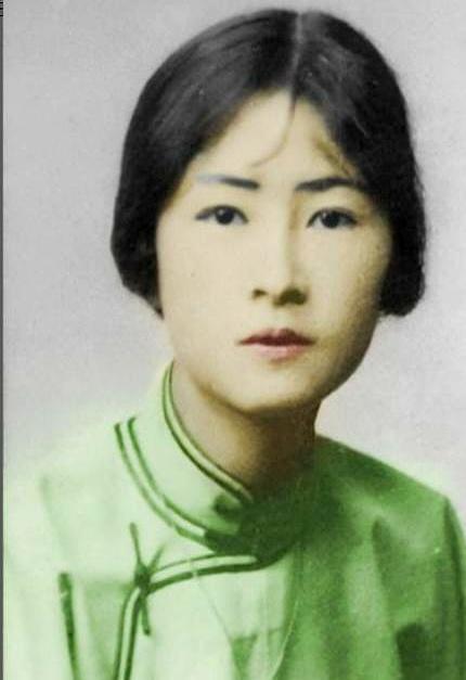 要是有人砸钱给你妈拍传记，你第一反应是不是乐开花？
但林徽因的女儿梁再冰当年却直