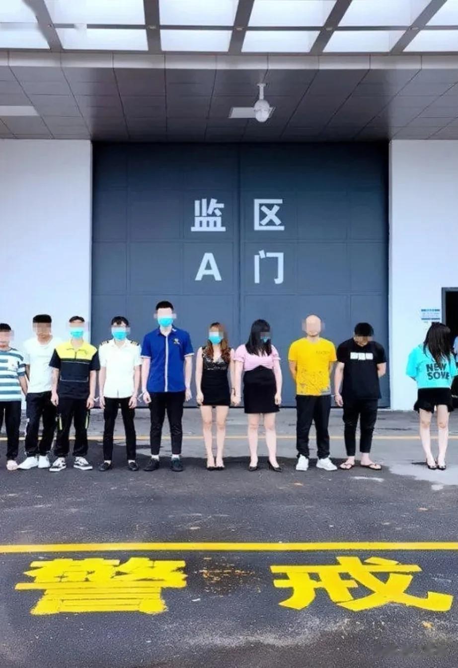 有人问:警察抓嫖娼时，男女双方不认账，谎称是情侣关系是不是就没事了？

想多了，