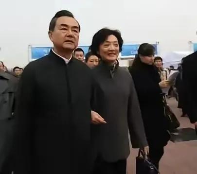 我们的王毅外长和夫人钱韦，王毅外长睿智帅气，夫人钱韦大气端庄气质优雅。