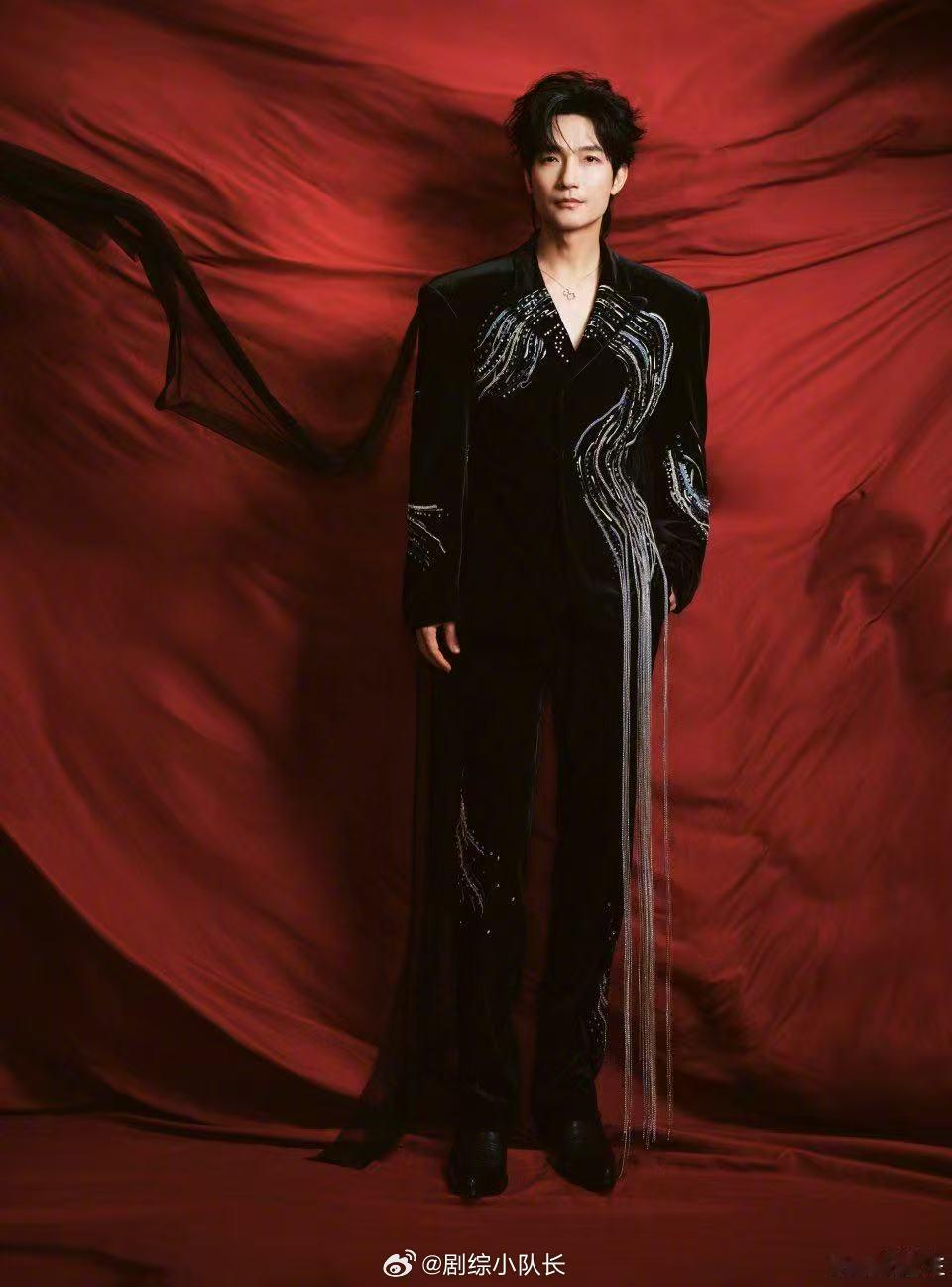 陈楚生国风造型 中式美学天花板！墨色西装绣银纹，流苏轻晃自带风骨，陈楚生这造型，