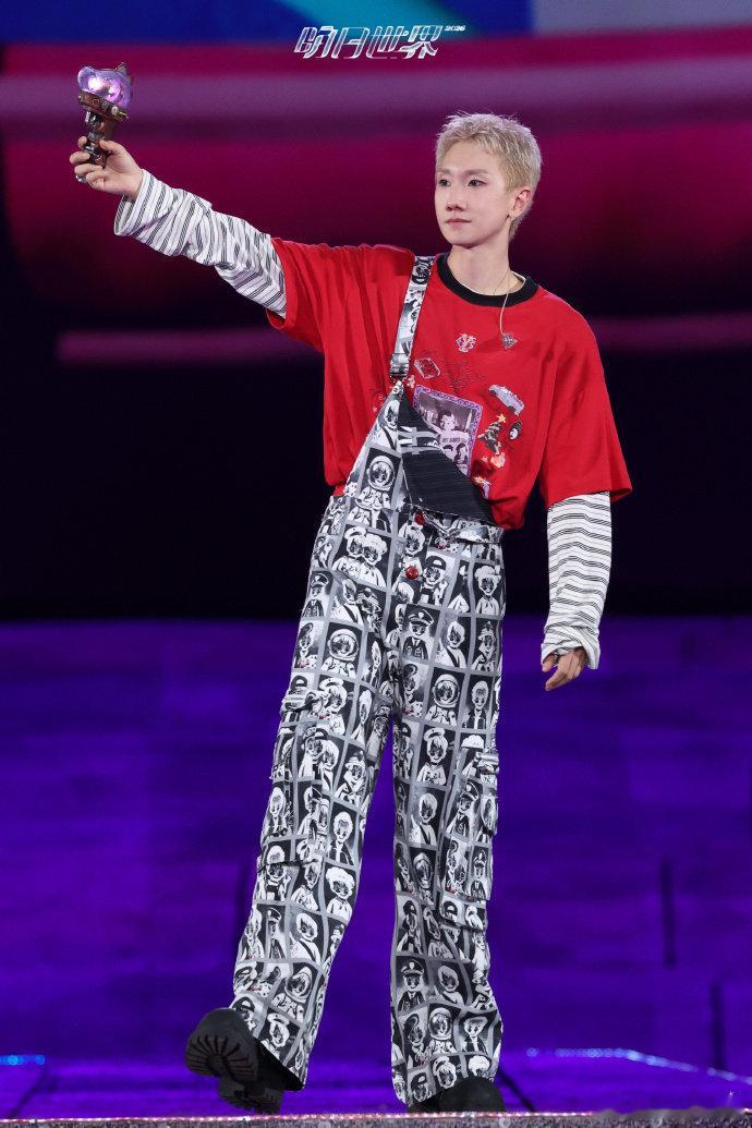 汪苏泷演唱会五块钱如何花三天汪苏泷演唱会咋演我 这个现场互动太接地气！汪苏泷举着