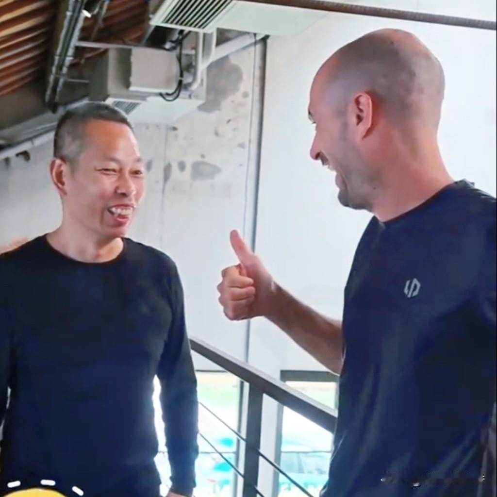 谣言不攻自破！
德比斯杭州见面会，粉碎闹掰传闻

网上不少传言，说德比斯和张雪已