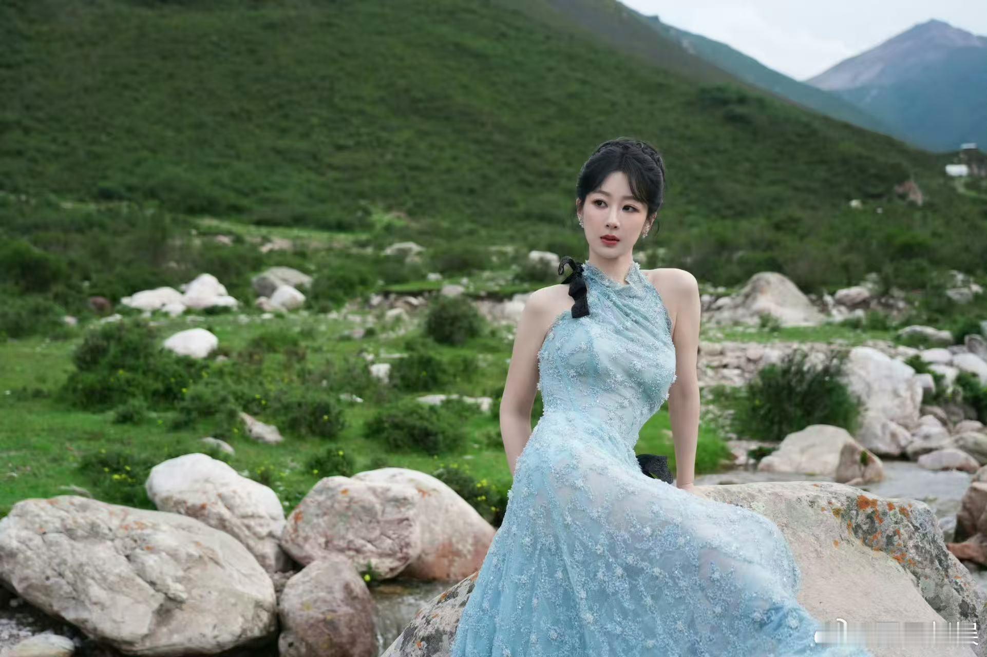 杨紫深邃自然杨紫挂脖蓝色纱裙杨紫挂脖蓝色纱裙，深邃自然，[苦涩][苦涩] ​​​