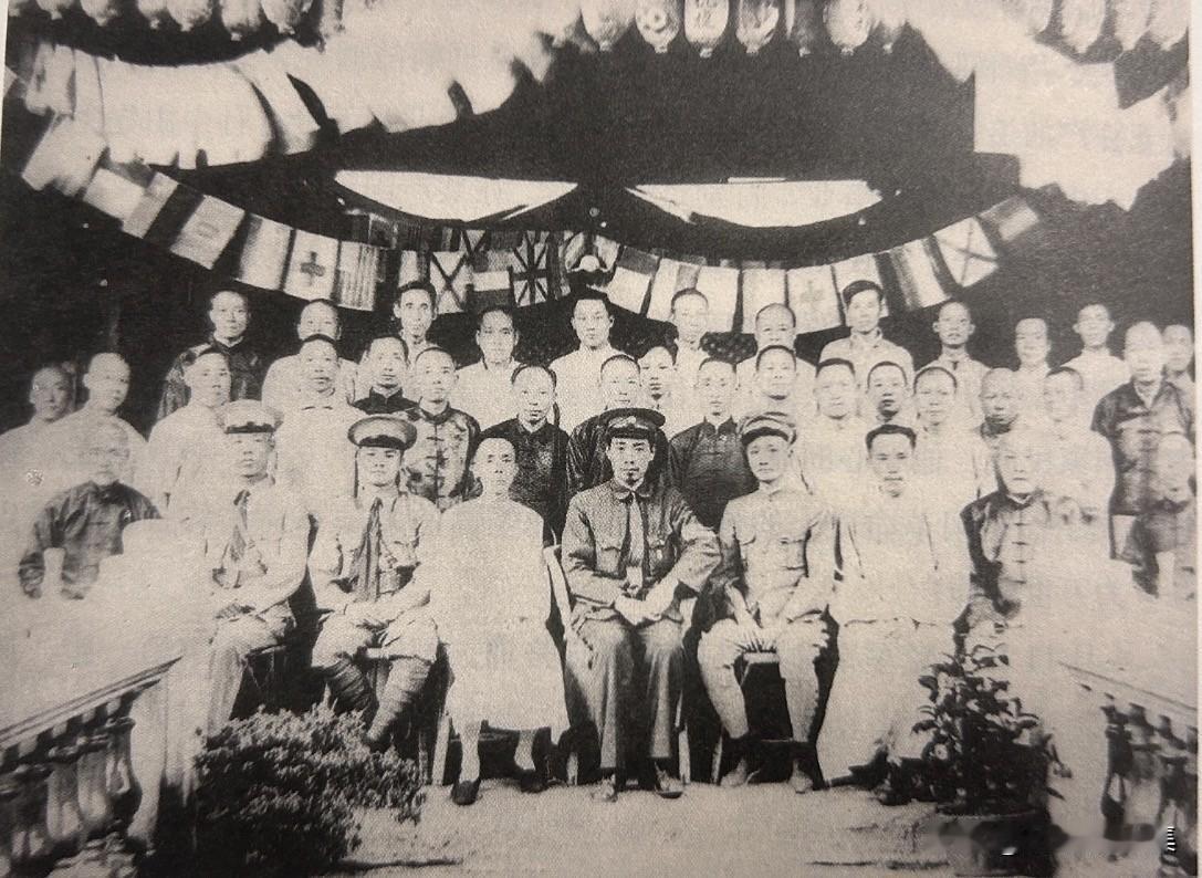 1925年4月26日，梅县商会（位于梅城中华路17号）举行欢迎东征军大会，周恩来