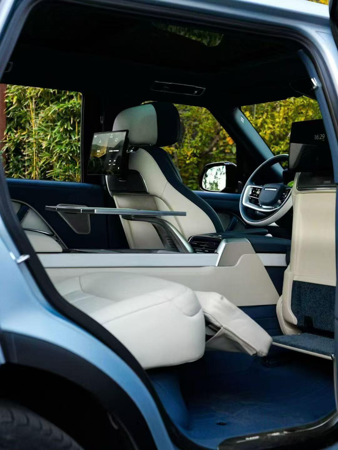 路虎揽胜sv 25款 十周年高定版，25年上牌，7000公里，配置：爱奥尼亚银渐