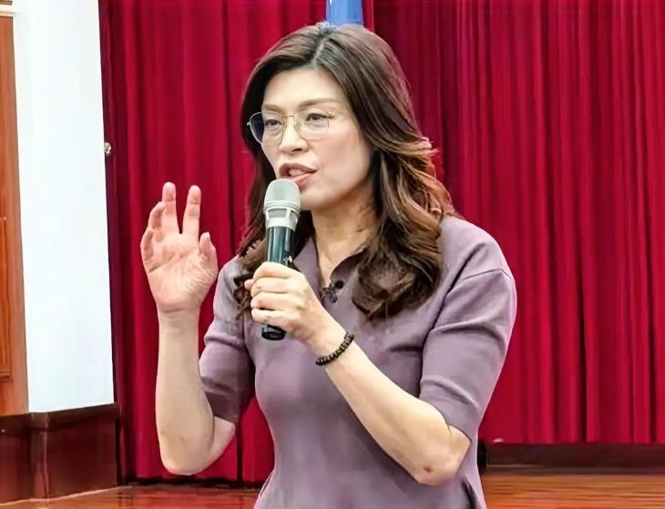 郑丽文6月29日在一场活动中再次发表不当言论，她直言台海一旦燃起战火，整体危害程