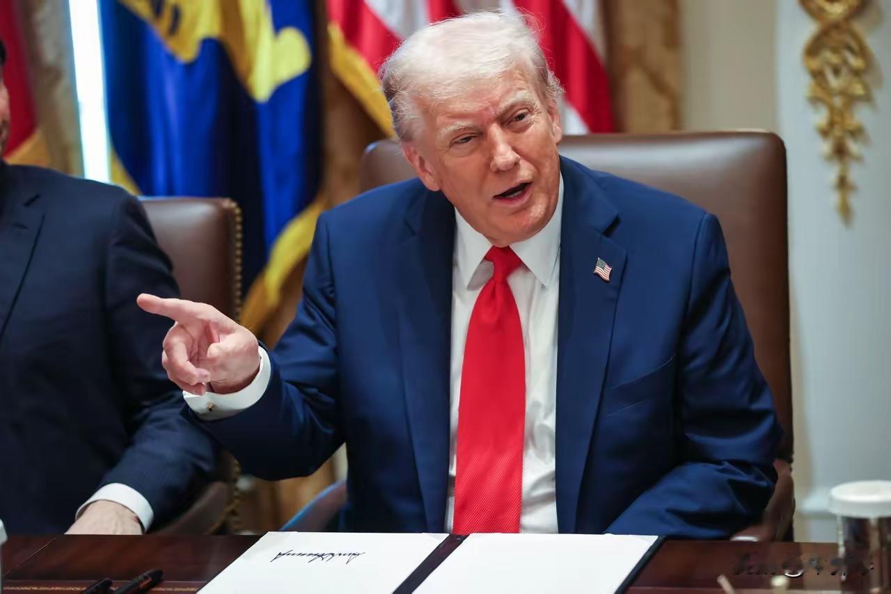 特朗普又变卦了。
特朗普又上演极限变脸，一边改行程一边改数据，态度转得比翻书还快