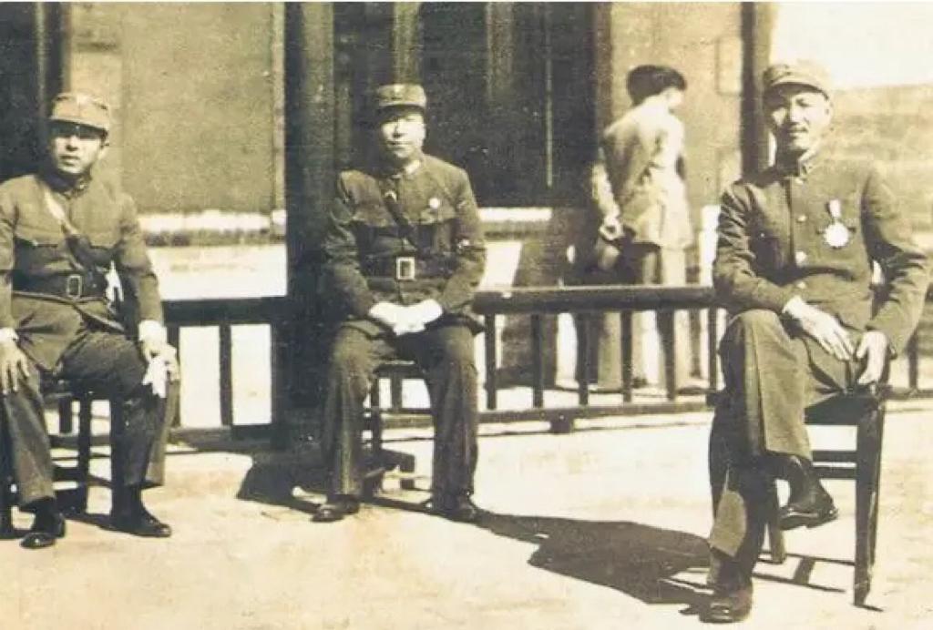1936年，西安事变爆发数天前，蒋校长与张学良、杨虎城的一张合影照片，镜头中三人