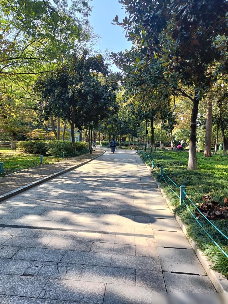 立冬后，尽量少洗澡。

天天洗澡习惯了，一天不洗就不舒服，很多人都有这感觉。但冬