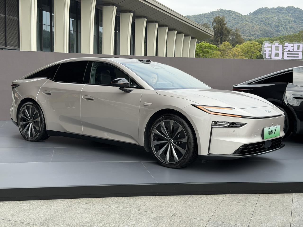 铂智系列第二款车的铂智7，是一款定位中大型新能源轿车，按广丰的想法：我们擅长造轿