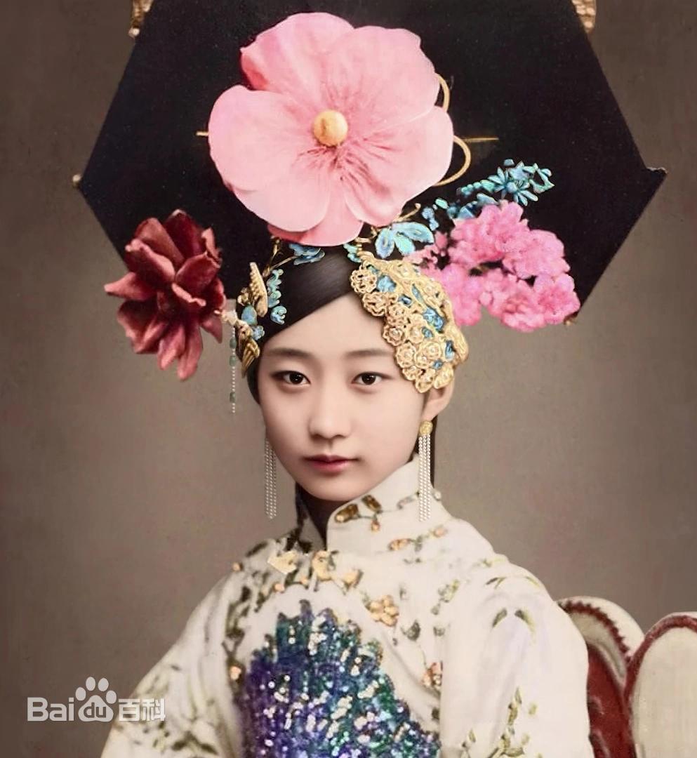 末代皇帝溥仪特赦回京，苦等多年的“晚清最美格格”王敏彤以为机会来了。为了证明痴心