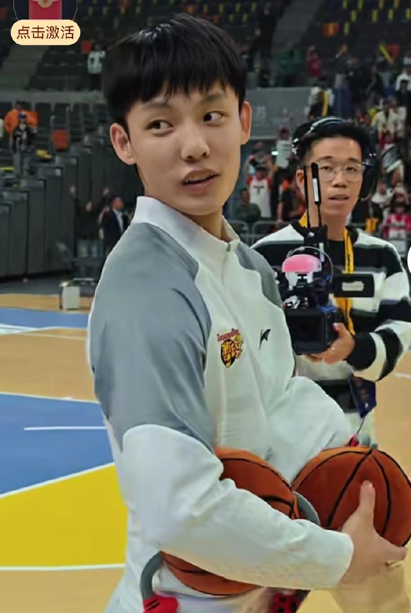 徐杰成为大肚王，他球衣里面究竟藏几个篮球，两个还是四个呢？

广东送球迷的篮球，