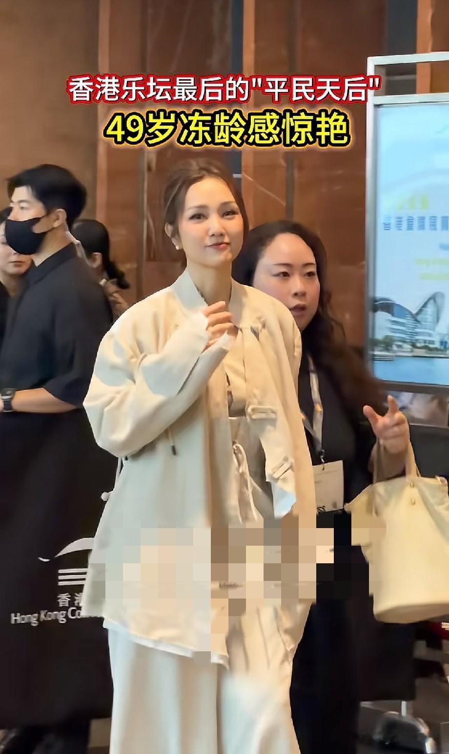 谢安琪现身活动，49岁状态出圈，平民天后褪去锋芒更显从容
 
近期谢安琪活动生图