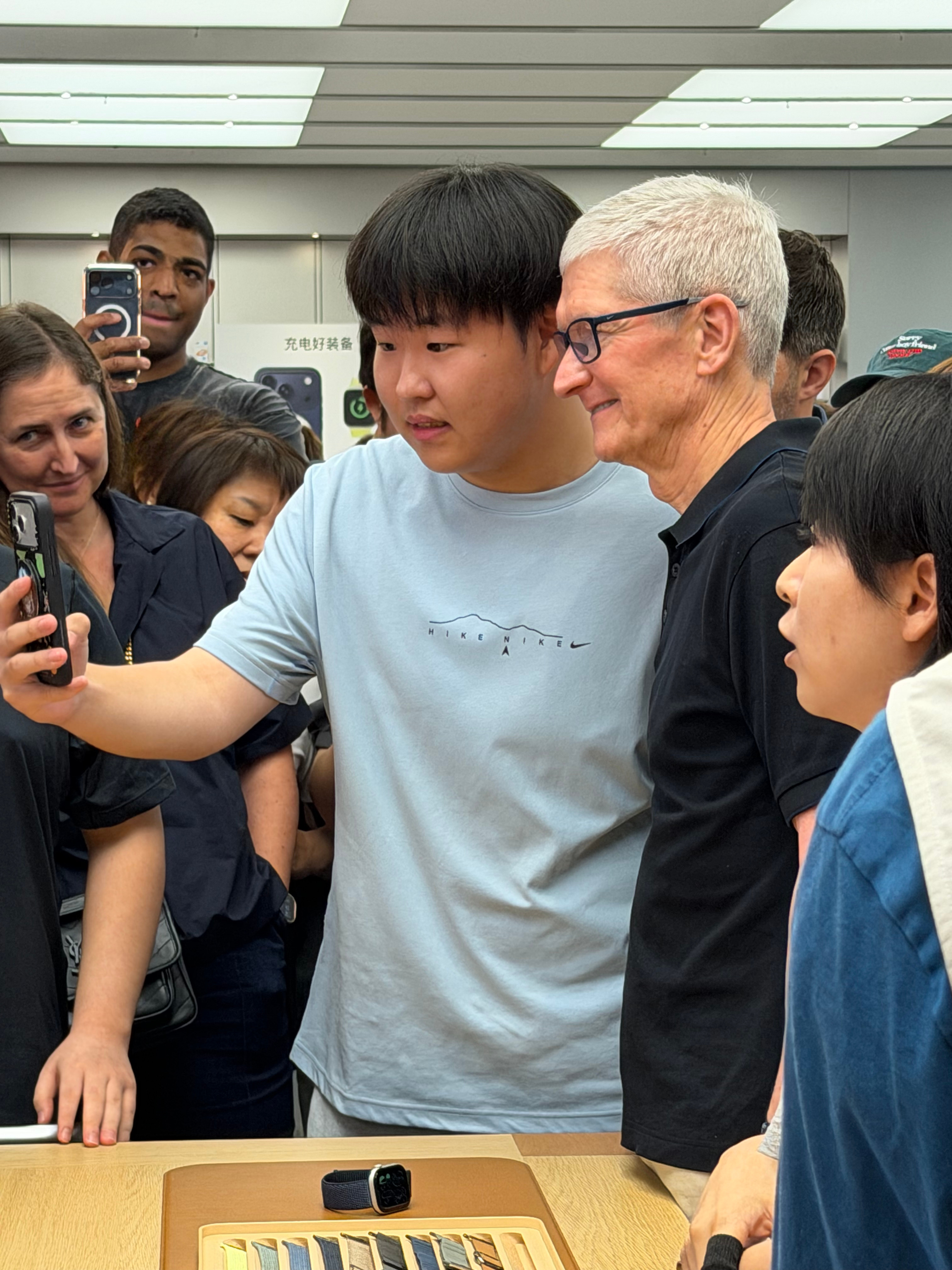 苹果最近上线了一些关于 Apple Watch 如何挽救了用户的案例，李静的播客