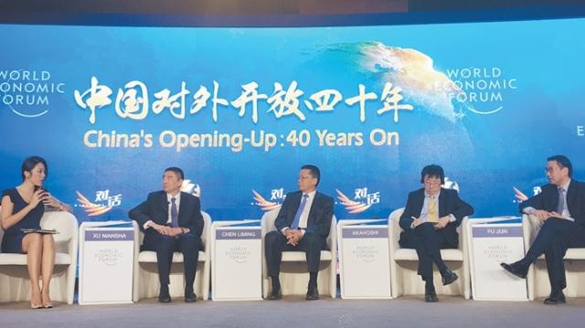 今年大连夏季达沃斯论坛刚开，就有个细节特别戳人：100多个国家的2000多名代表
