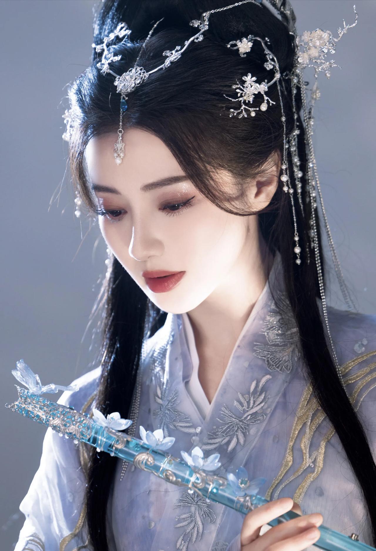 王鹤润美图分享5：虞书欣写真壁纸 虞书欣头像 王鹤润演技 虞书欣头像壁纸 虞书欣