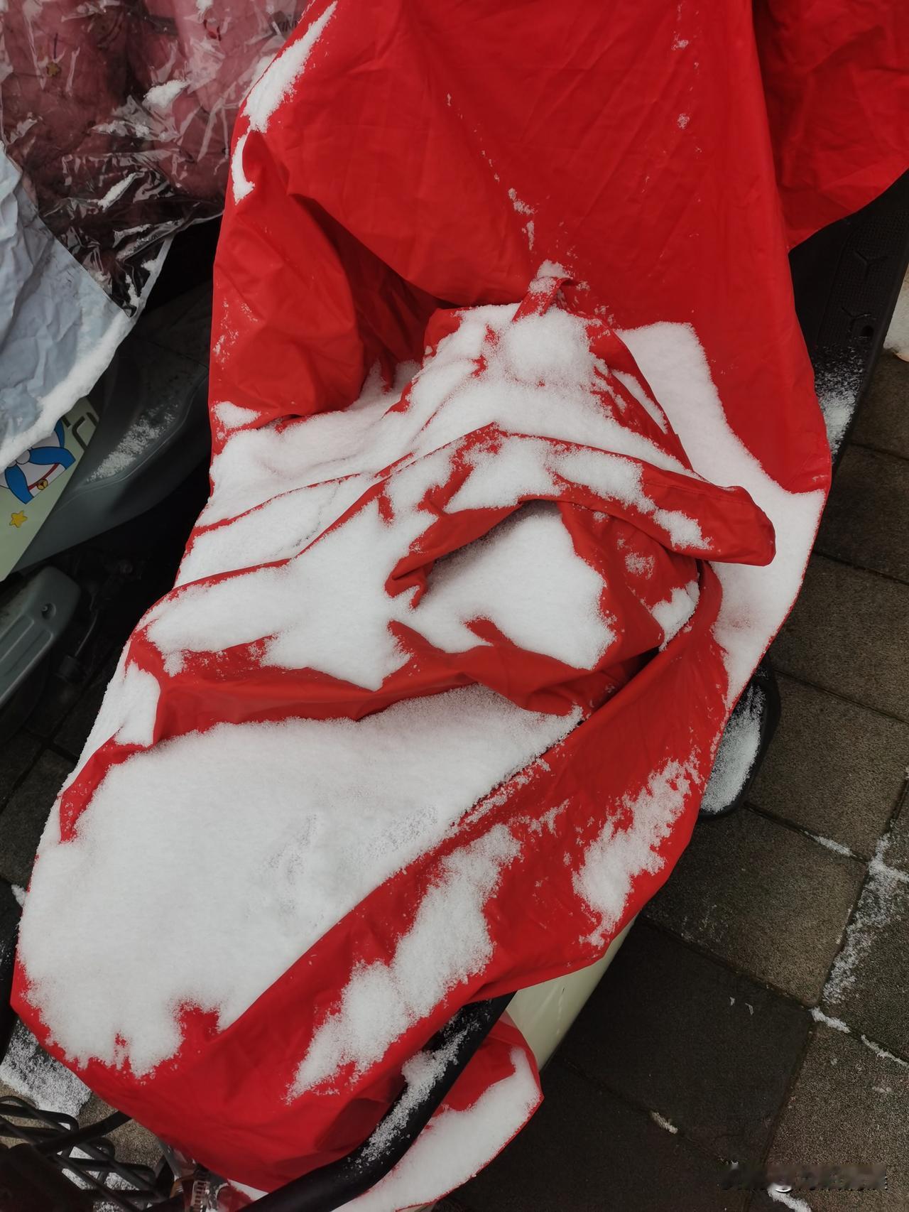 确切地说，这应该是2025年郑州下的第三场雪吧，前两次是年初下的，如果硬说这是第