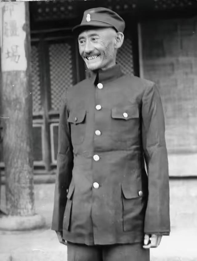 马占山坐在傅作义的对面，茶杯里的水已经凉透了。

那是1948年深冬，北平的雪下