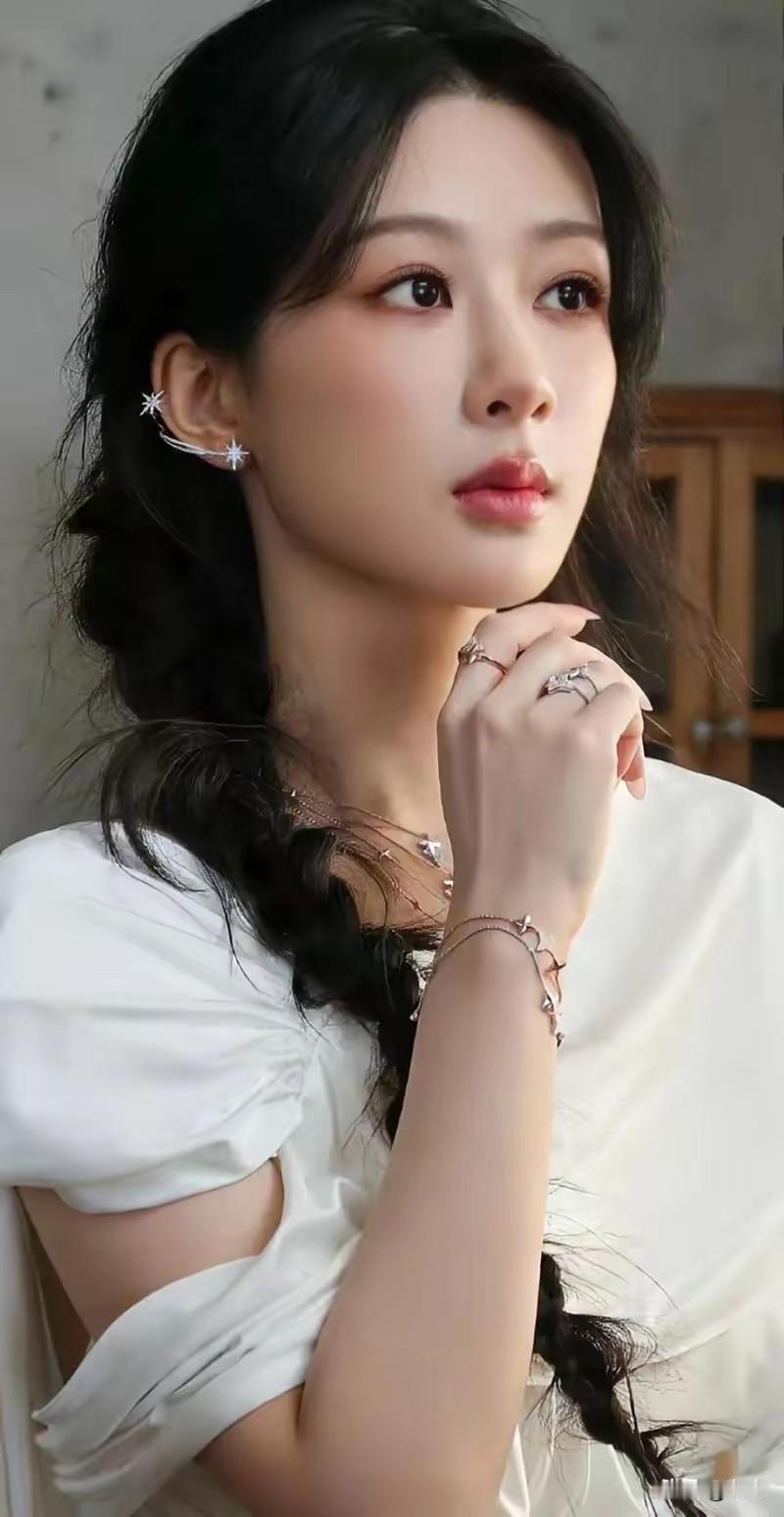 哪有什么一夜爆红，不过是父母托举和孩子拼命换来的。
杨紫上一年级时，妈妈为了照顾
