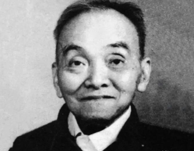 1949年，国军少将范纪曼被处决的前一晚，手里紧紧攥着一块小木板上厕所，路过狱警