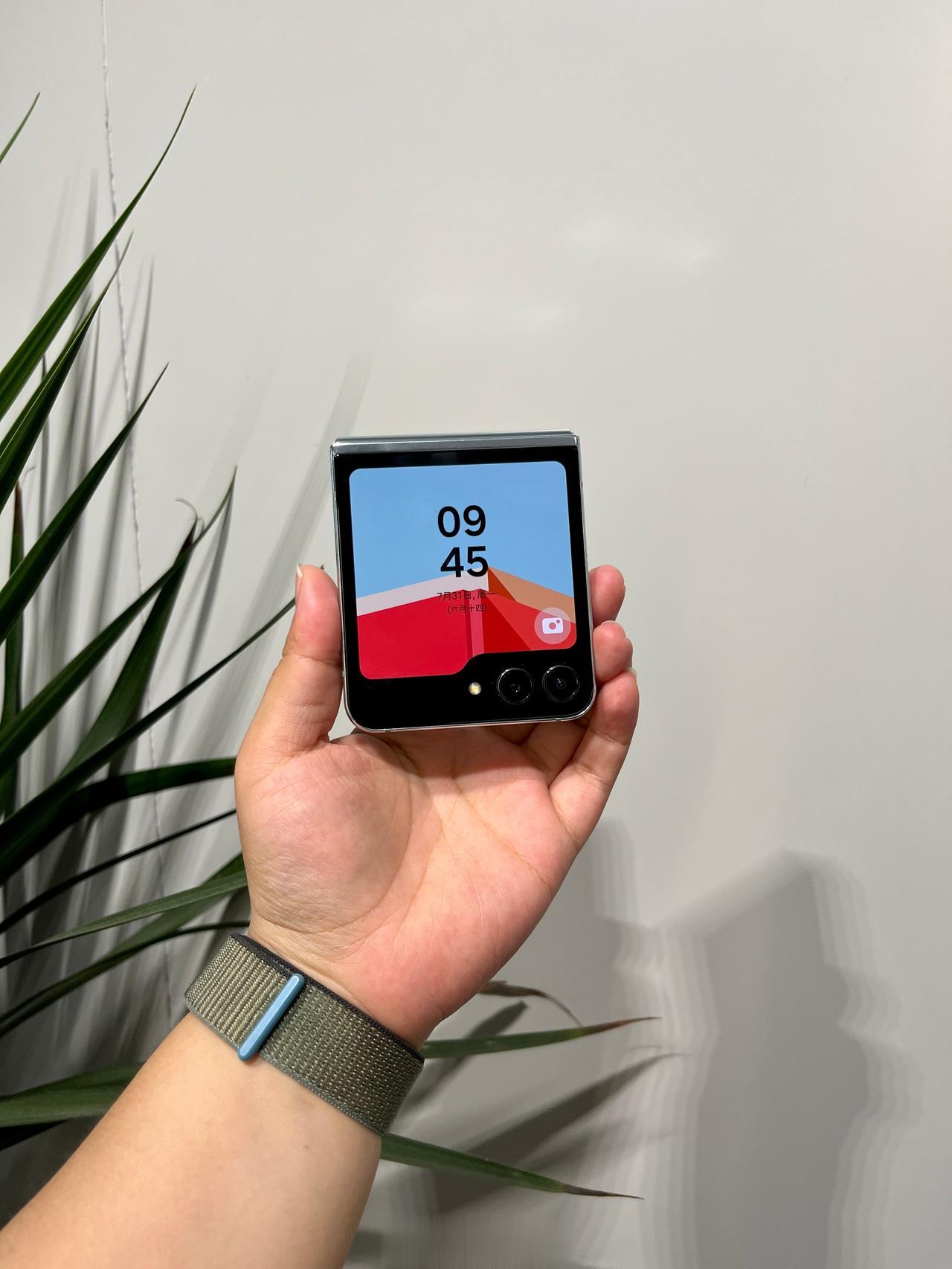 三星Galaxy Z Flip5冰薄荷
三星Galaxy Z Fold5冰萃蓝
