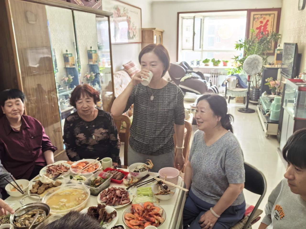 今天北京的博士侄女要回来，她要来探望我痴呆的大哥。也是我们一大家子同大哥欢聚一堂