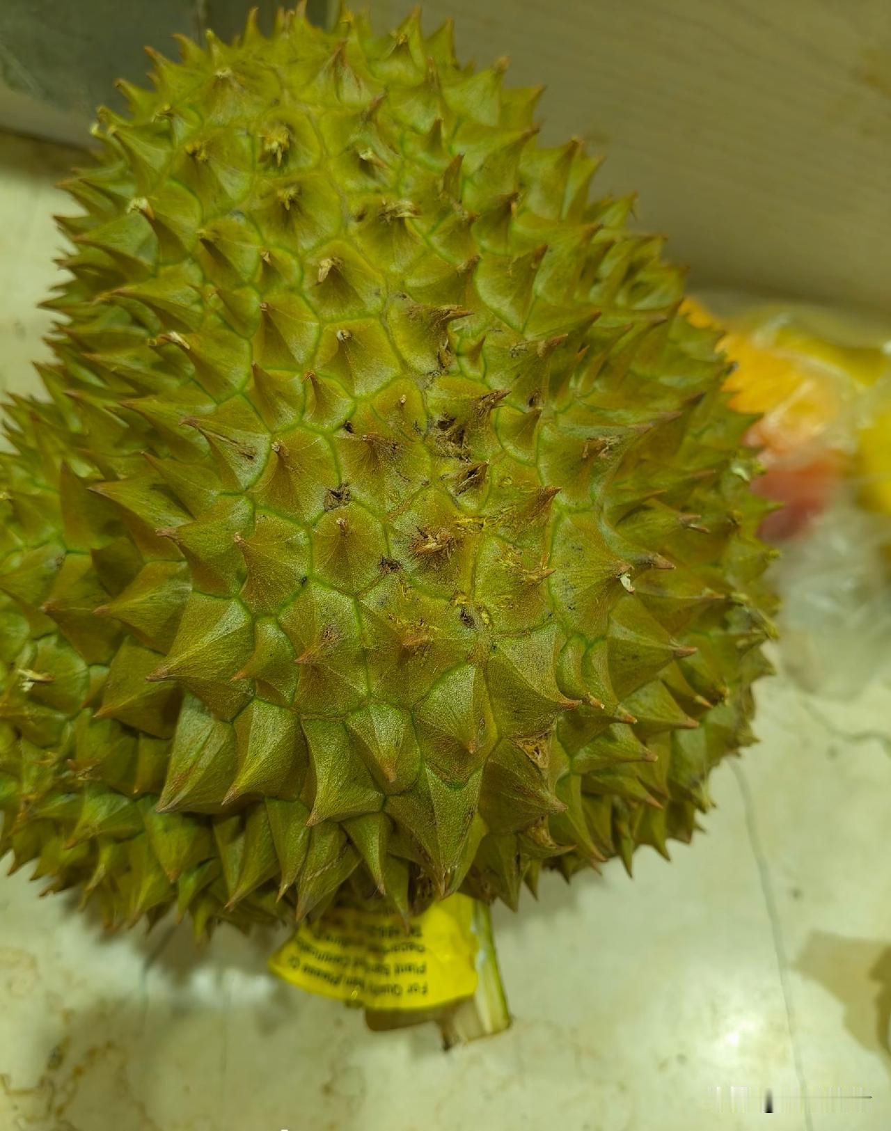 二十多年前，老公和发小无意间撞见他们另一个发小的老婆和一个陌生男人搂抱着一起走路