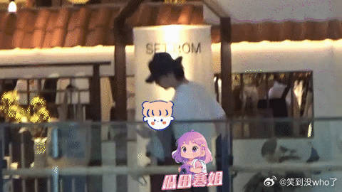 董子健女儿奴实锤 董子健日常贴心陪伴女儿出行，一路细心照看随行物品，陪孩子玩耍逛