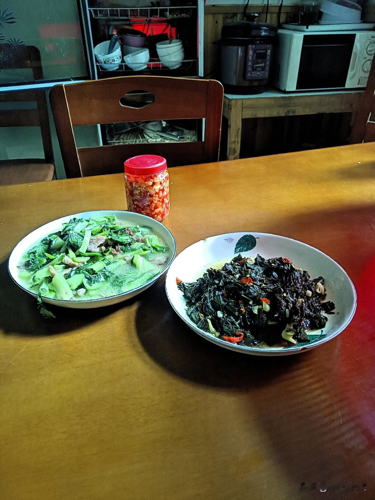 2026年，7月5日，一个人在家吃中午饭，就做了二个菜，白菜炒肉，一个豆叶炒辣椒