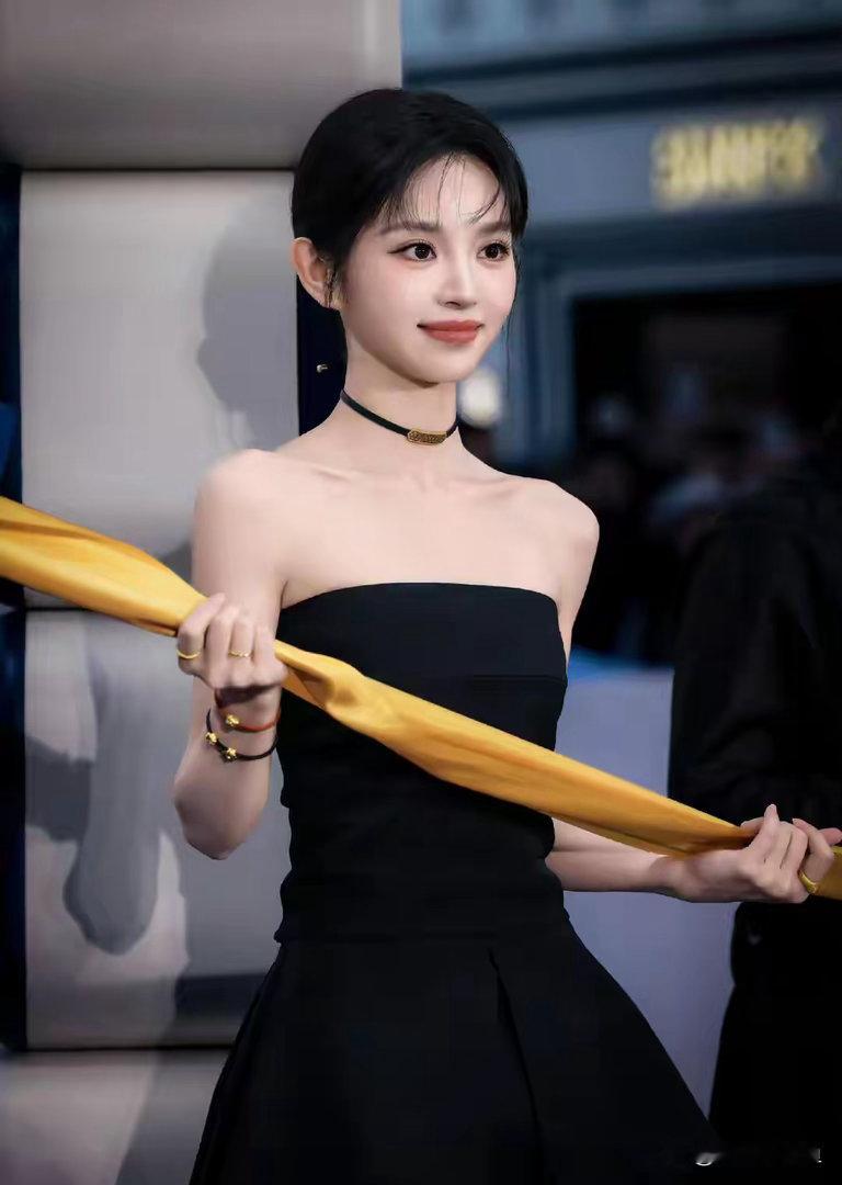 田曦薇出席周生生线下活动，一袭黑色抹胸礼服裙 刘海掀开了更美了 