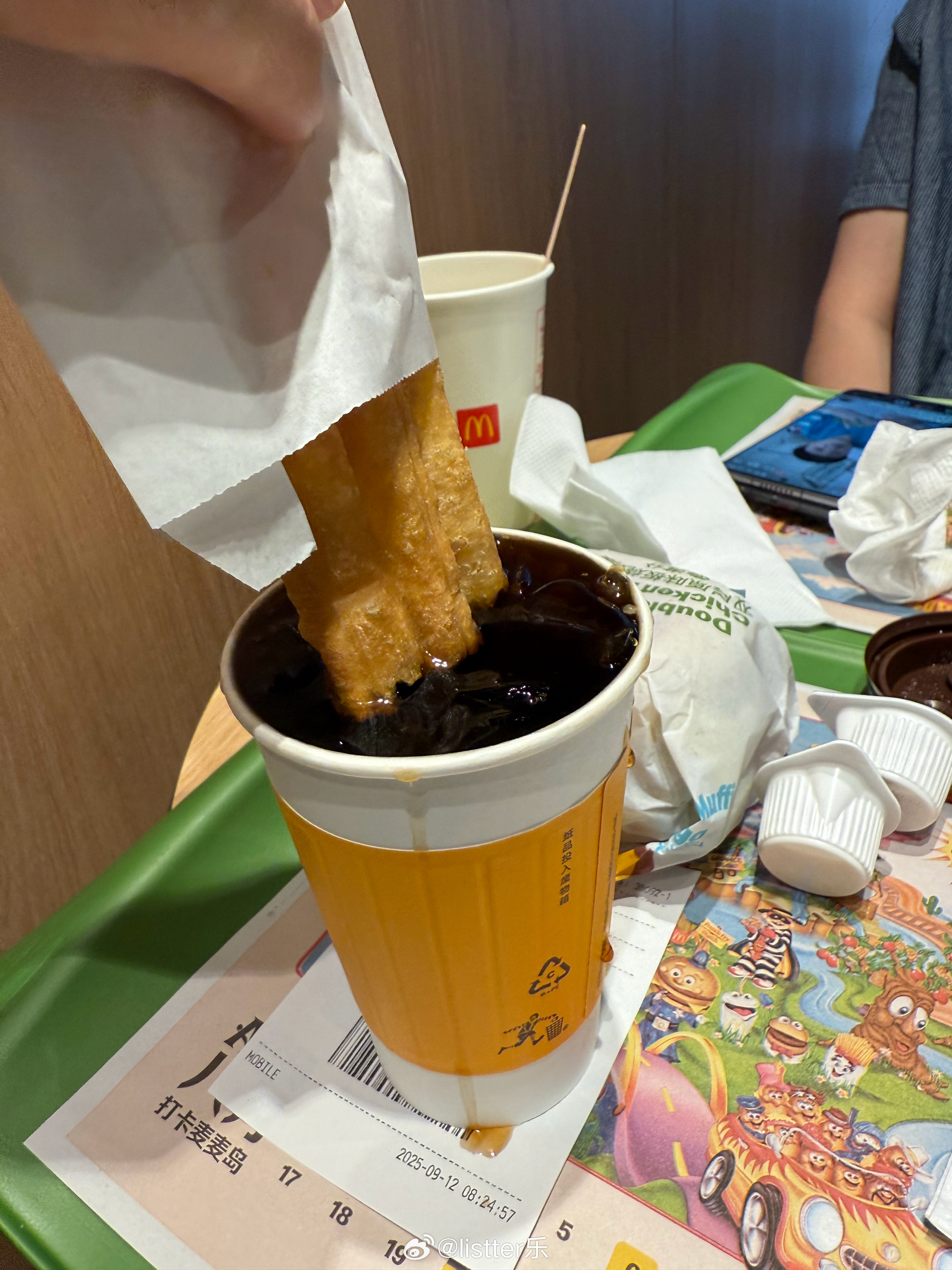 推荐你们尝试一下油条蘸咖啡，挺好吃的 ​​​