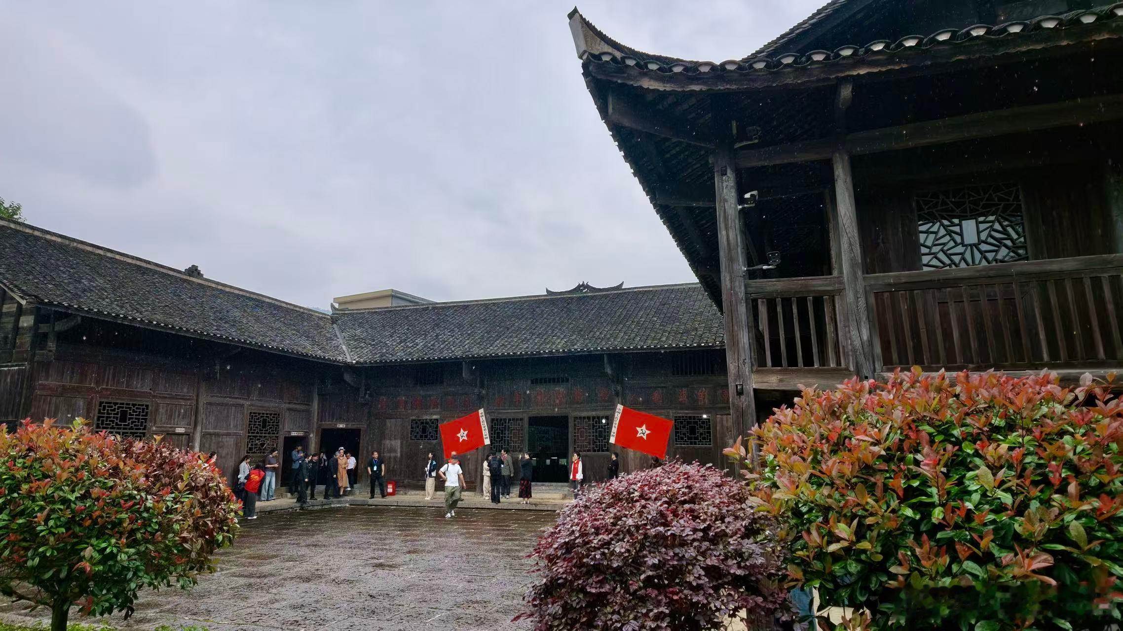 寻红色足迹遇见大美湘西 【走进湘鄂川黔革命根据地旧址】走出纪念馆，来到一墙之隔的