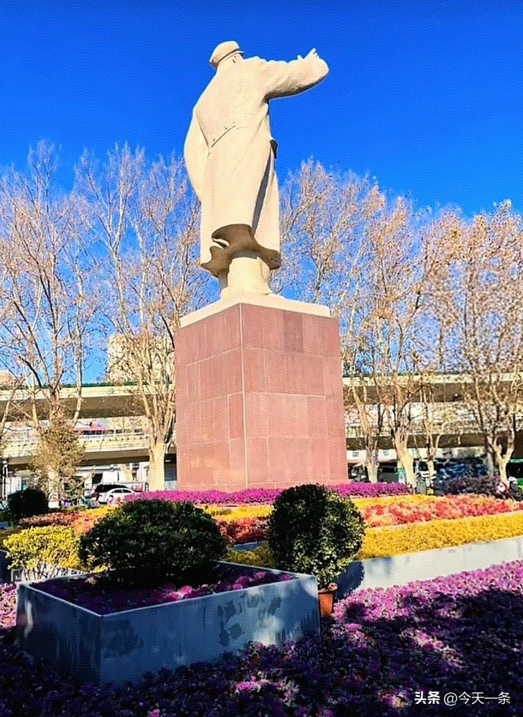 英姿飒爽立苍穹，
巨手高扬唤大风。
万里山河归赤县，
千秋道义贯长虹。
心牵黎庶