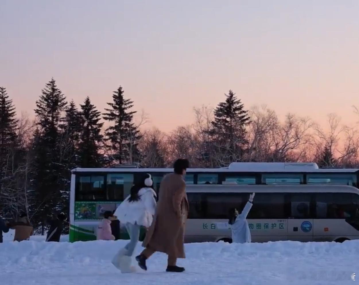 林依轮 长白山能看人谈恋爱 网友问林依轮长白山好不好玩，他说能看人谈恋爱。起初不