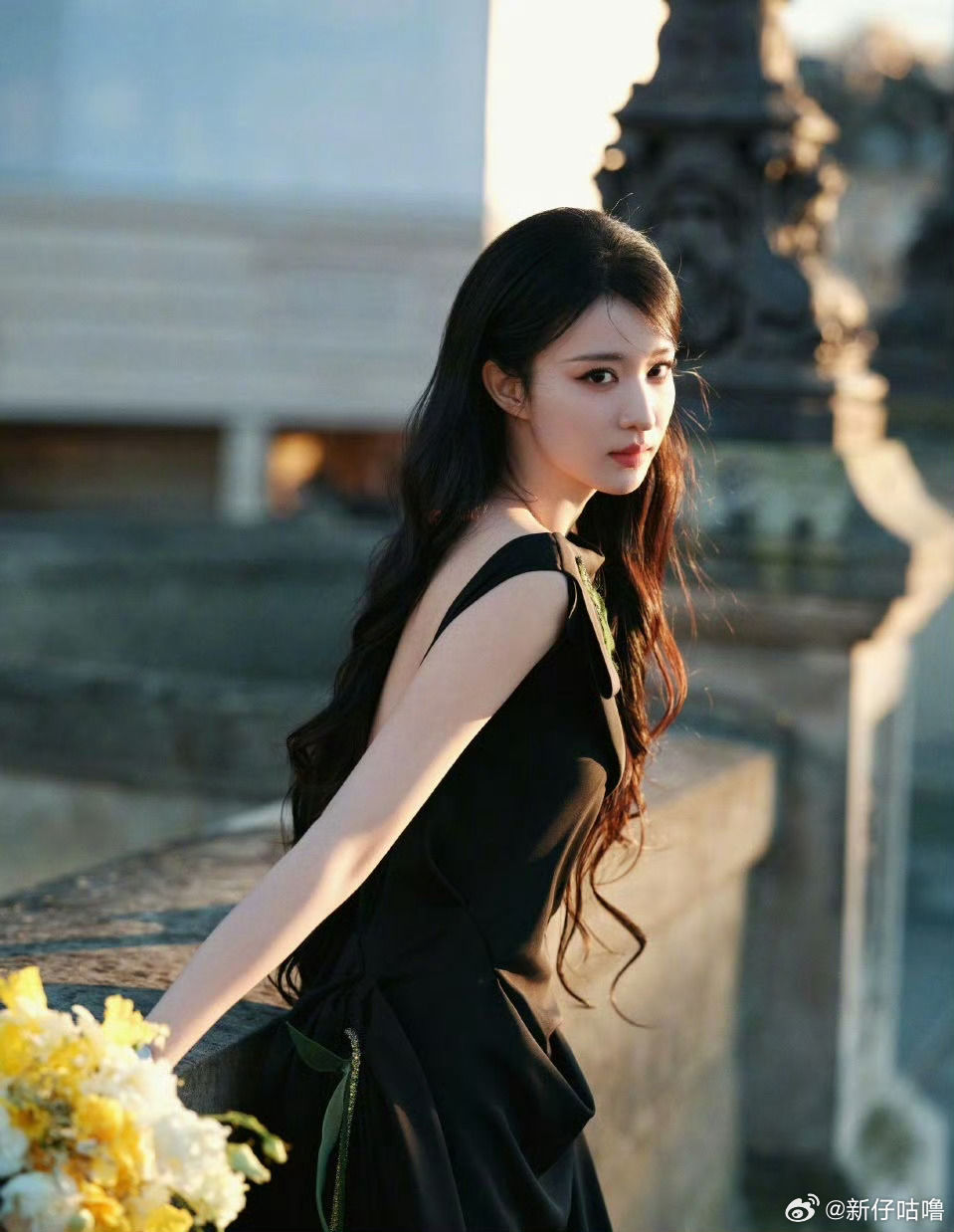 从《清平乐》里温婉动人的张妼晗就狠狠get到她的颜值，清冷又明艳，古典气质拉满。