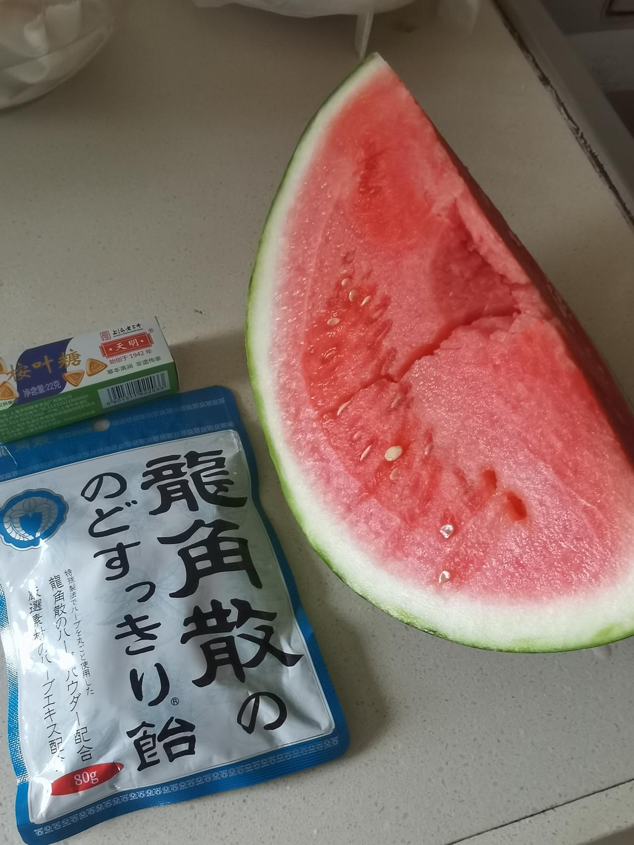 今天在买菜平台上看到有切好的西瓜卖，太开心了，又有口福了。

一个人生活，好多年