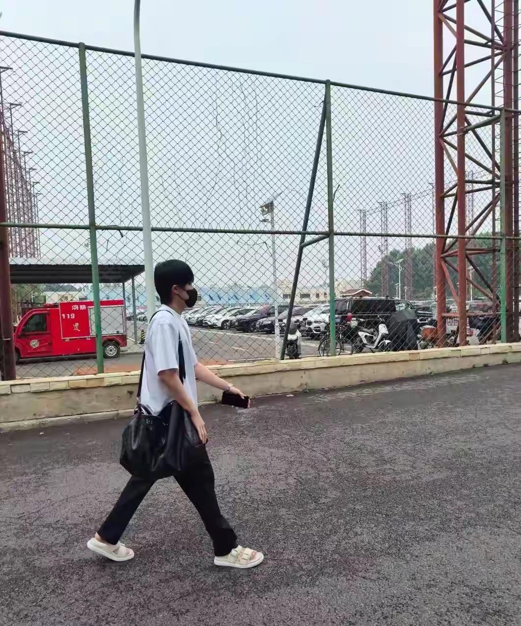 今天有网友在体总训练馆外偶遇了王楚钦，这是直接到训练馆了吧，下午就看到有人拍到牛